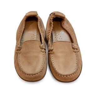 Hush Puppies Taupe Leather Loafers – Size 6.5M ladies